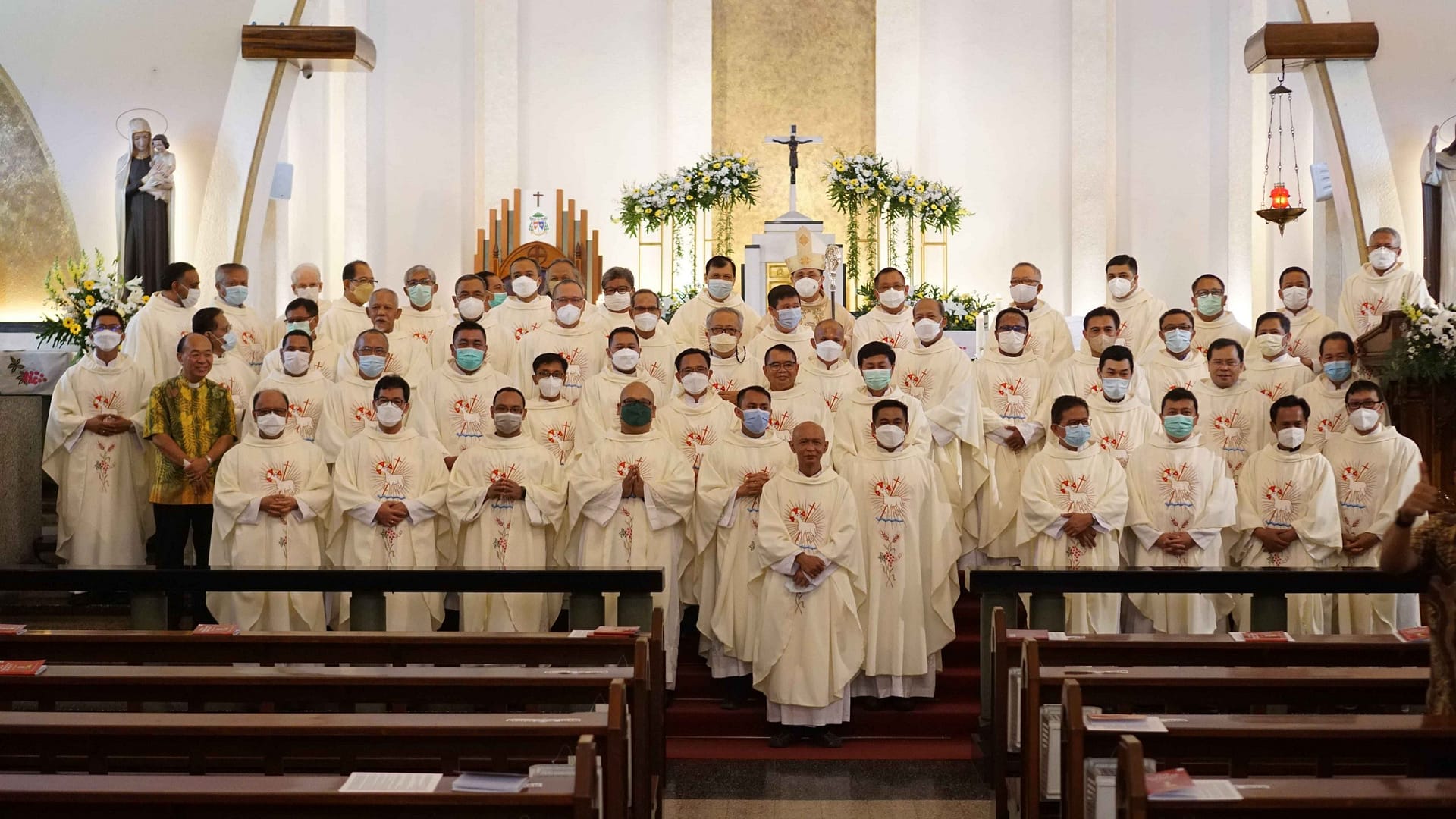 MISA SYUKUR 40 TAHUN Dan 25 TAHUN IMAMAT DI GEREJA KATEDRAL MALANG ...